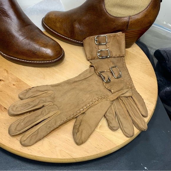 Coach Tan Silk Gloves Faux Suede Buckle Detail Lined Sz 6 1/2 Classic Minimalist - Picture 11 of 11